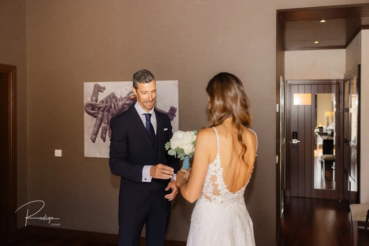 La novia recibe el ramo en la habitación