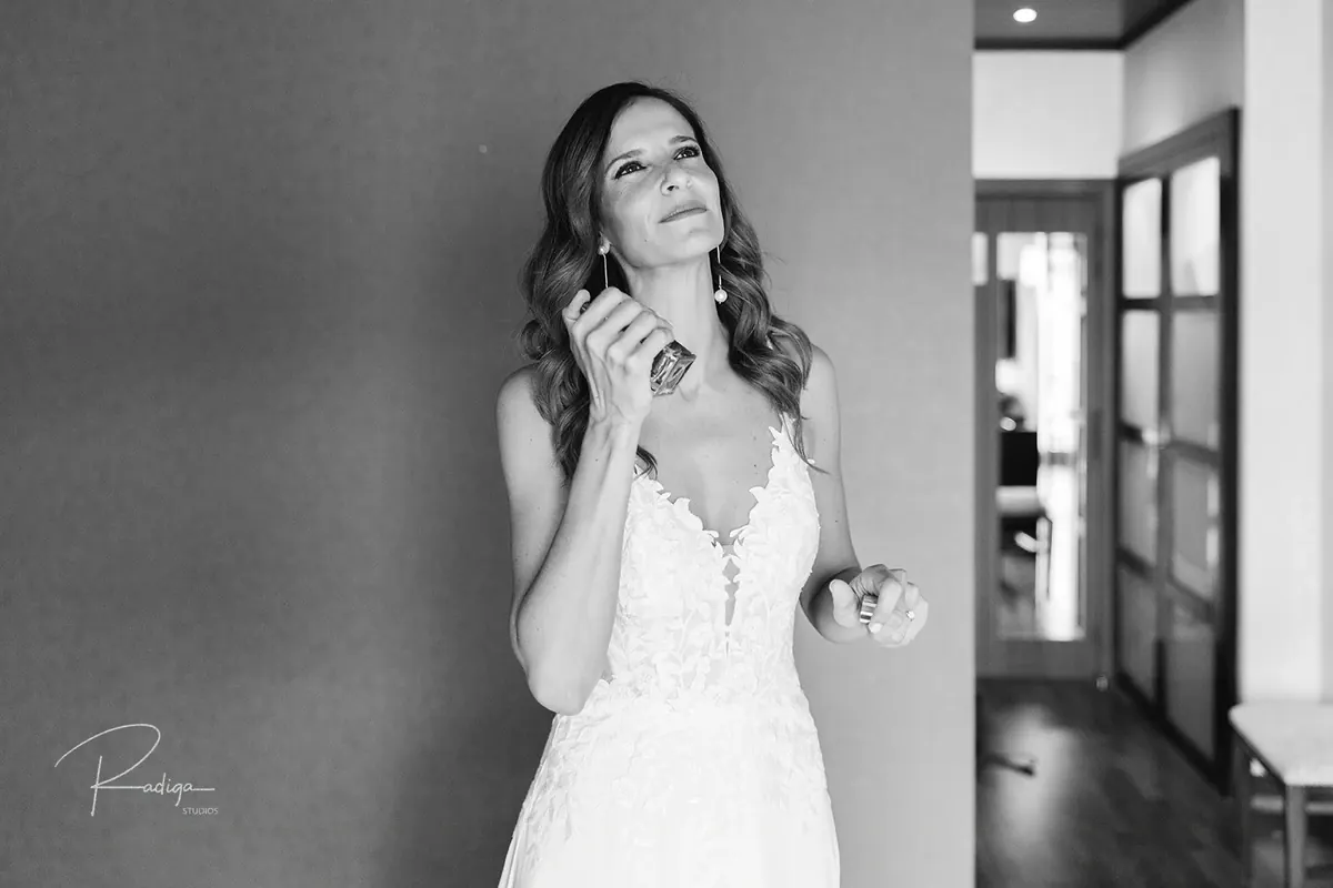 La novia se pone perfume, en blanco y negro