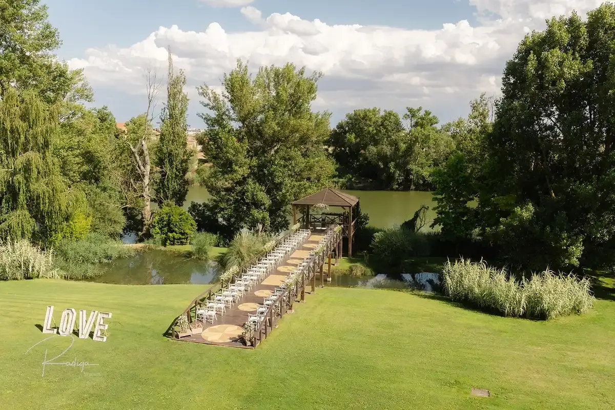 Los jardines del palacio con la pasarela de madera del embarcadero y las letras LOVE sobre el césped