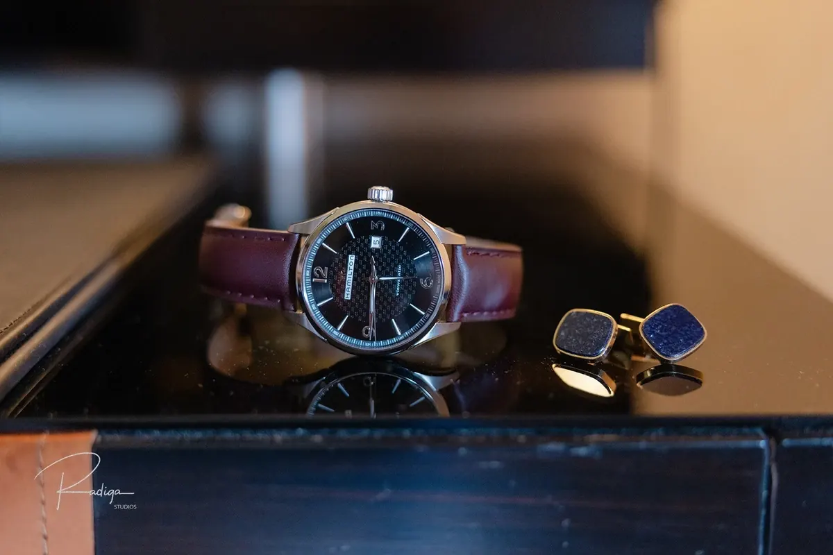 El reloj y los gemelos del novio sobre la mesa
