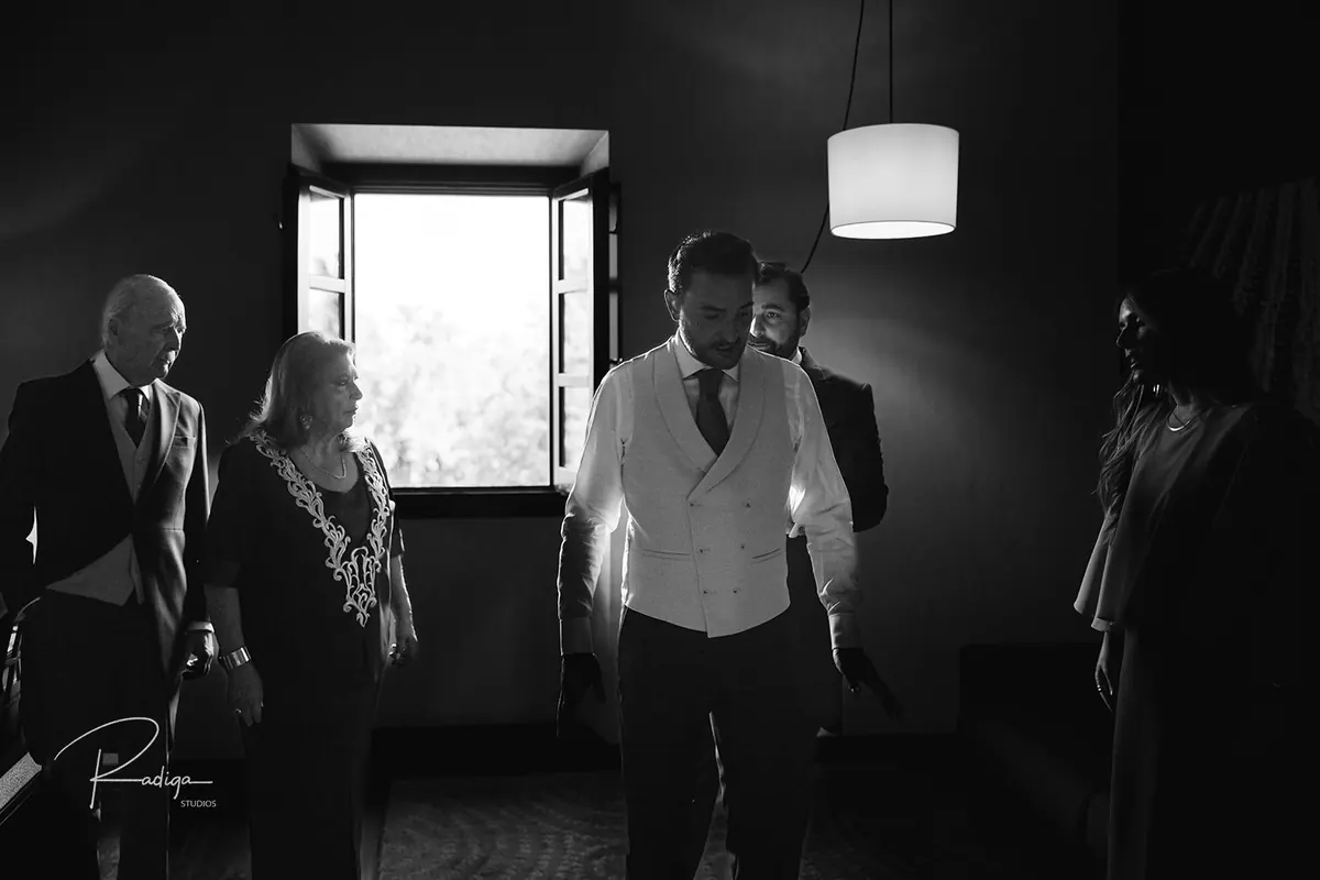 La familia del novio en la habitación antes de salir, en blanco y negro