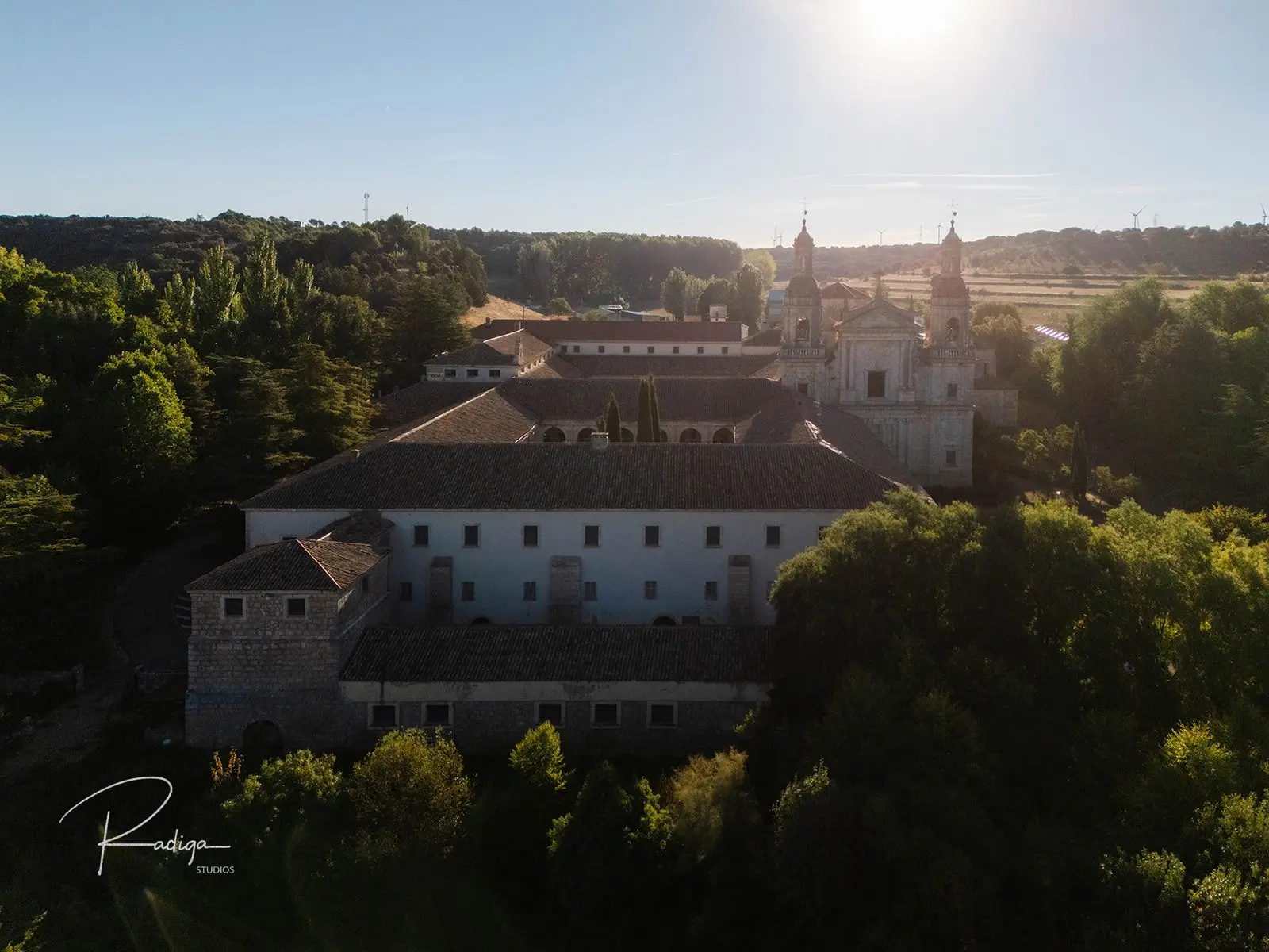 Vista aérea del Monasterio de la Santa Espina entre árboles en Castromonte, Valladolid