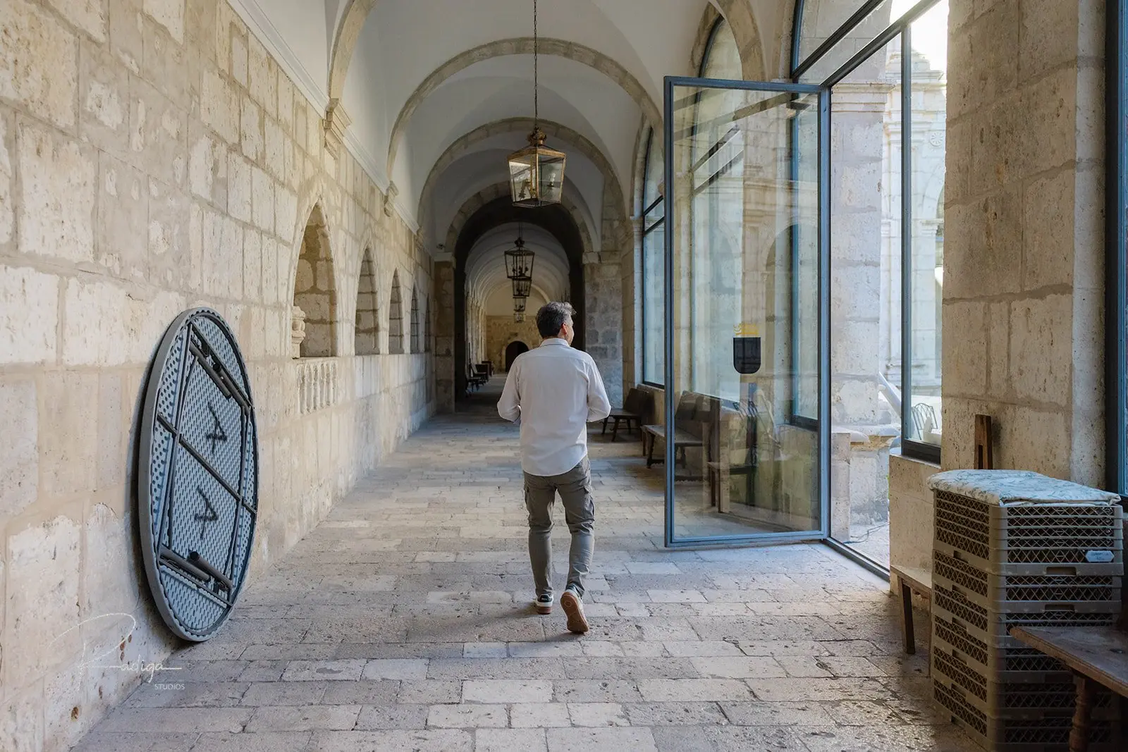 El novio recorre la galería del claustro del Monasterio de la Santa Espina