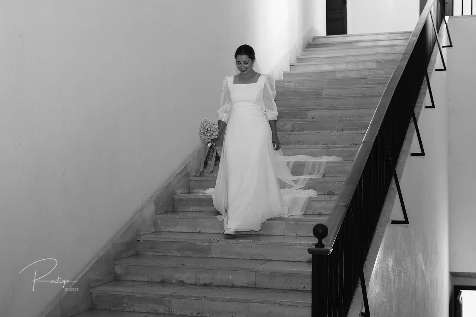 La novia baja la escalera de piedra del monasterio