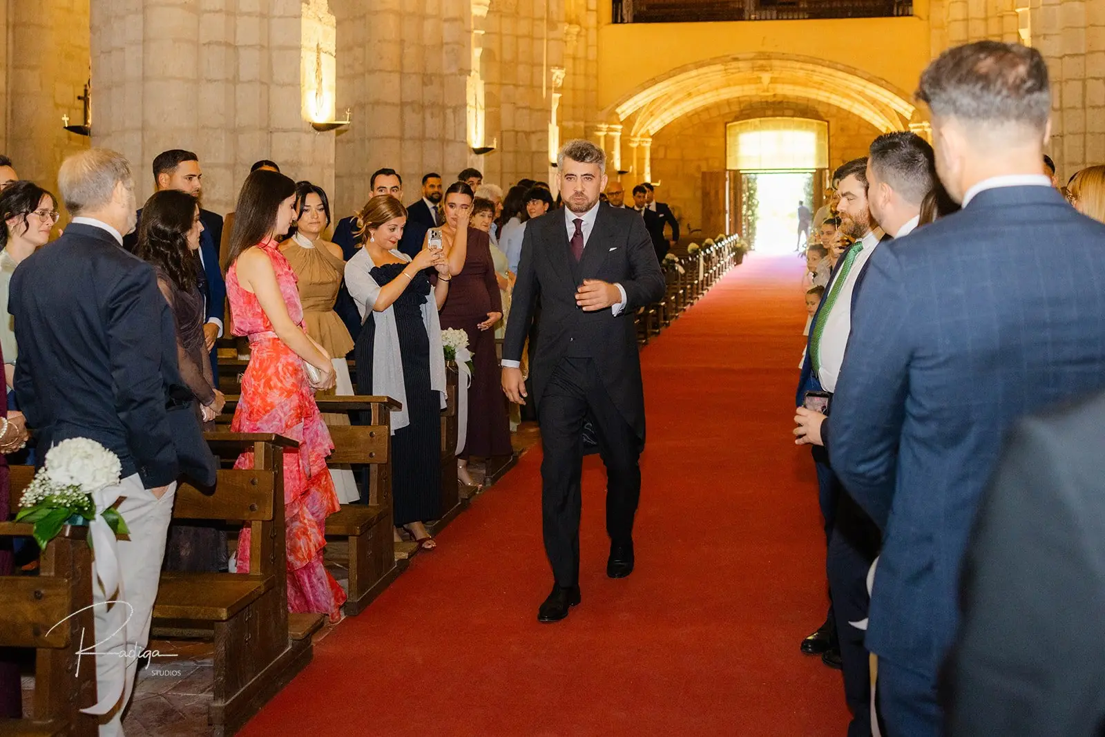 El novio entra por el pasillo de la iglesia del Monasterio de la Santa Espina