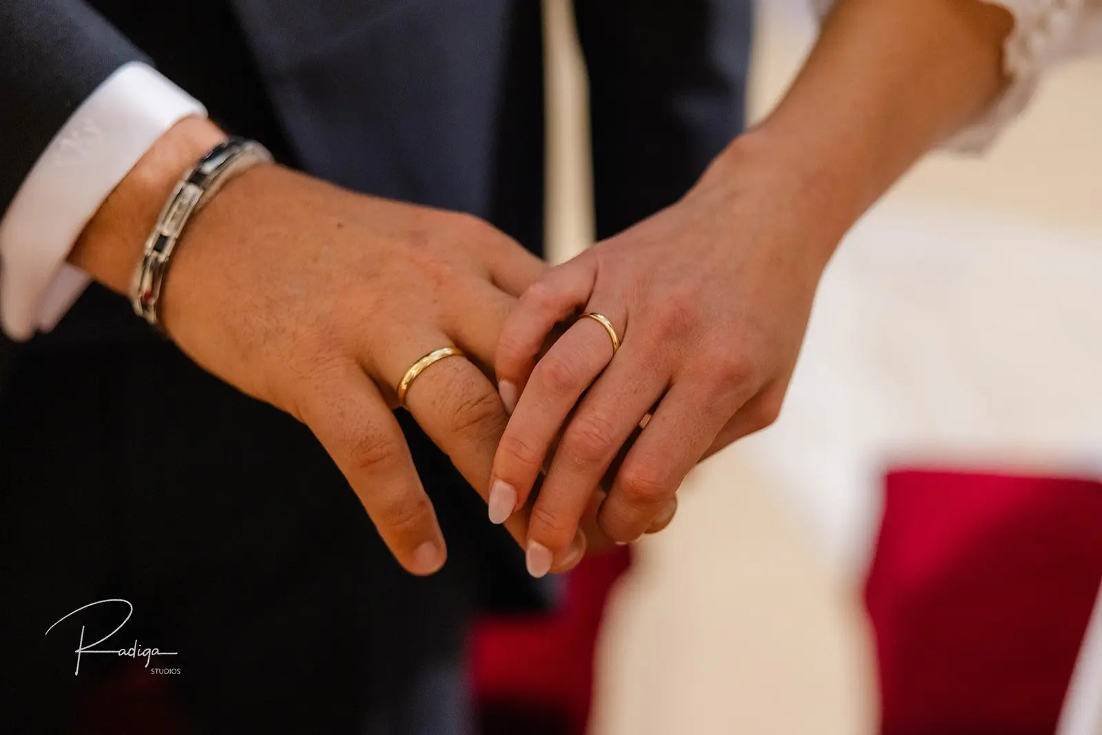 Las manos de los novios con las alianzas durante la ceremonia