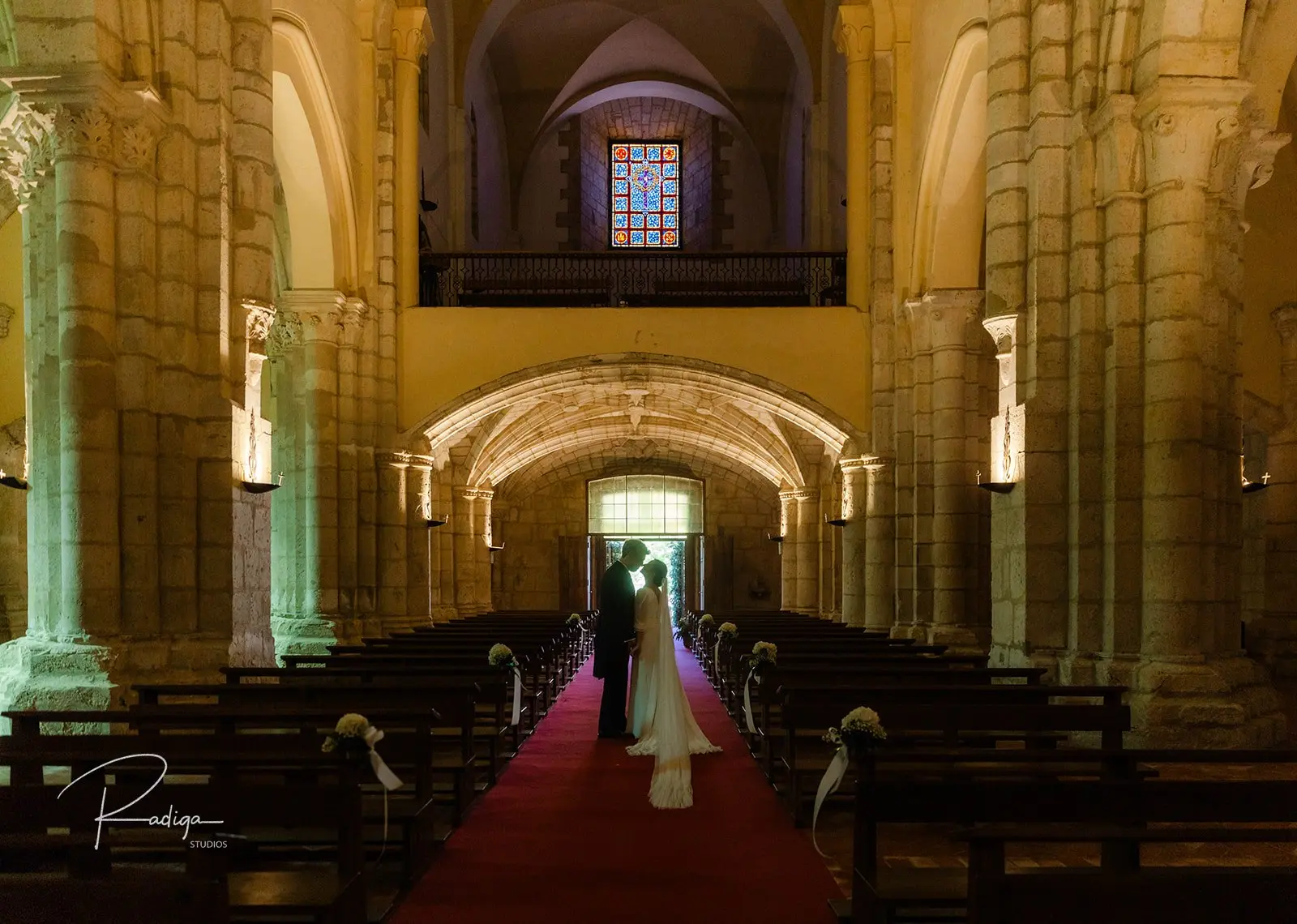 Interior de la iglesia del Monasterio de la Santa Espina con los novios al fondo