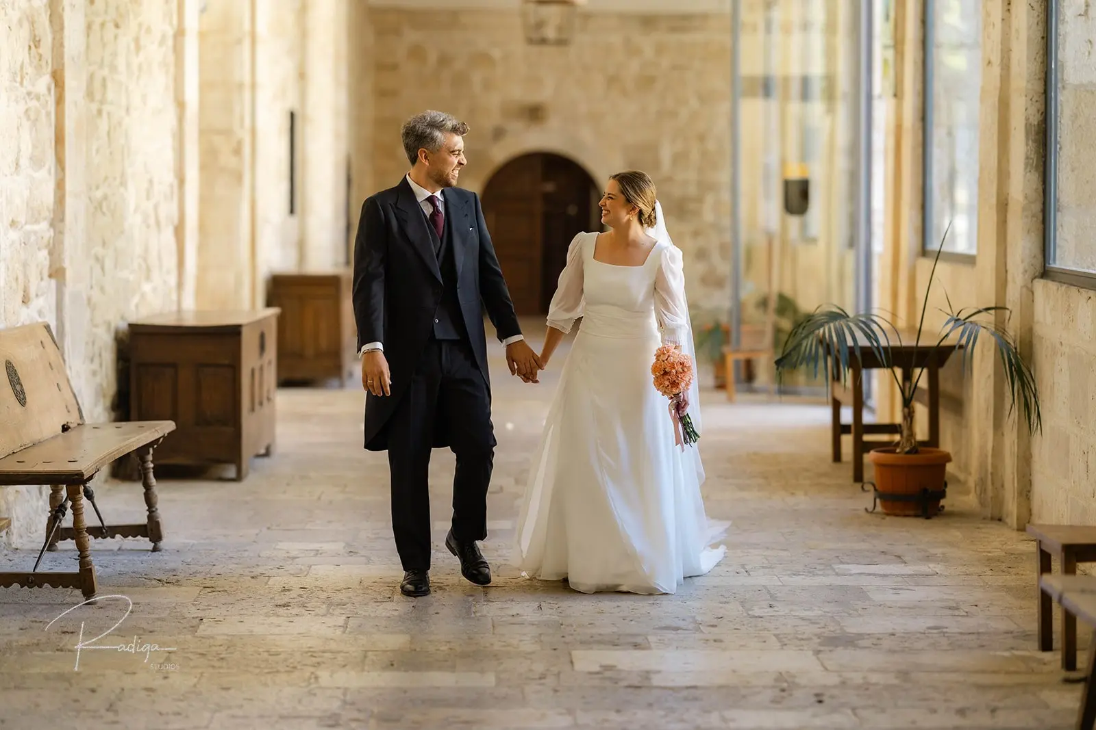 Los novios caminan por la galería del claustro del Monasterio de la Santa Espina