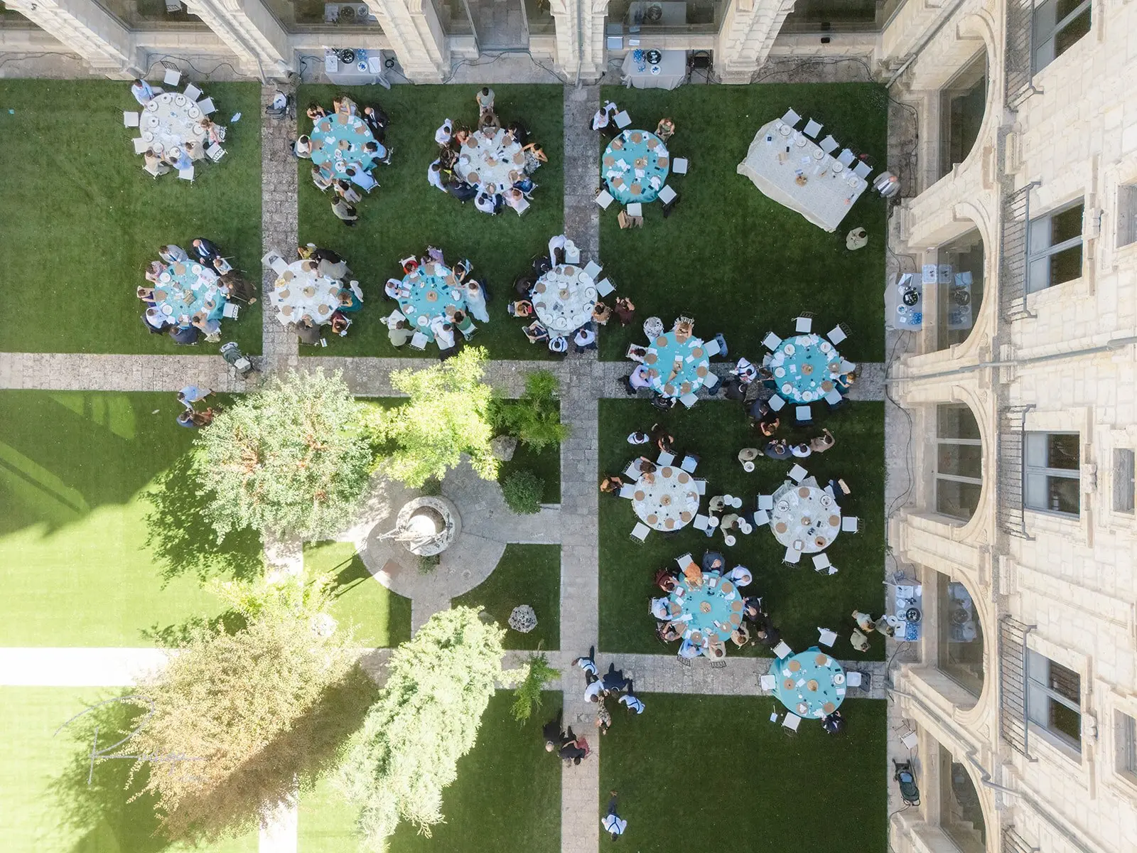 Vista aérea del banquete en el jardín del claustro de la Santa Espina