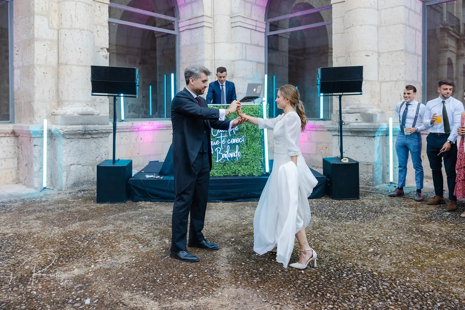 Primer baile de los novios en la fiesta al aire libre del monasterio