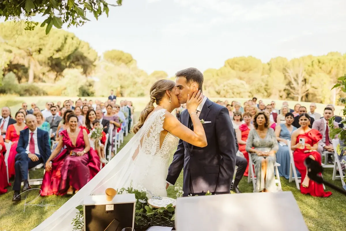 Los novios se besan ante los invitados durante la ceremonia