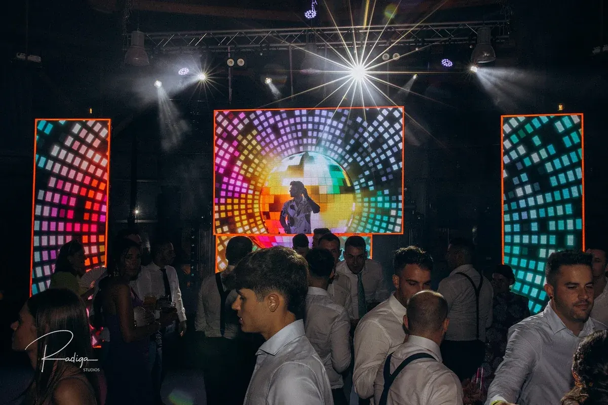 La fiesta con luces de colores y pantallas en la pista