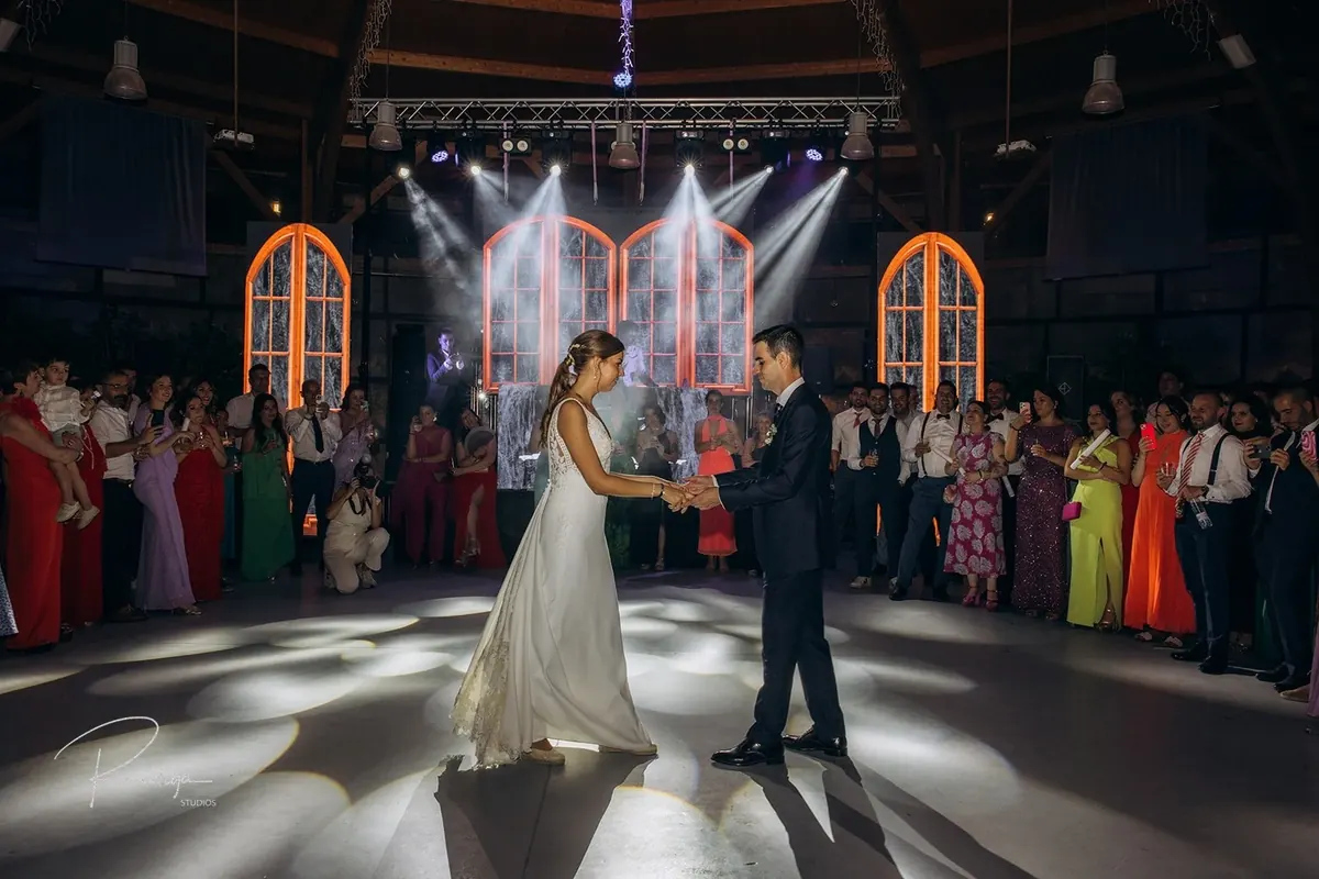 El primer baile de los novios en la pista