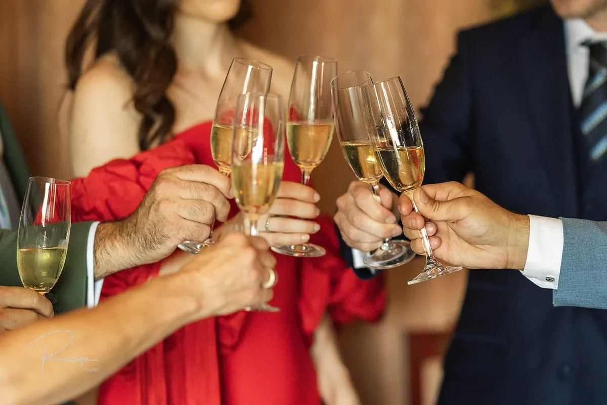 Brindis con champán durante los preparativos del novio