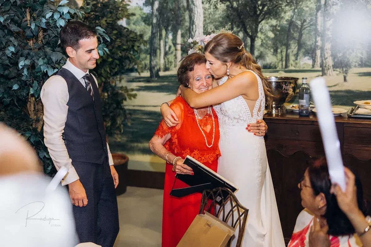 La novia abraza a una invitada durante el banquete