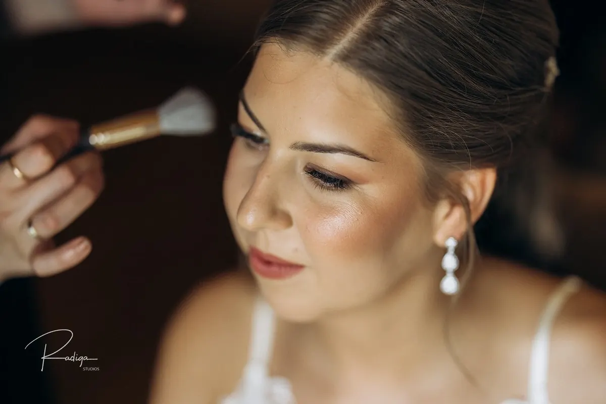 La novia mientras la maquillan