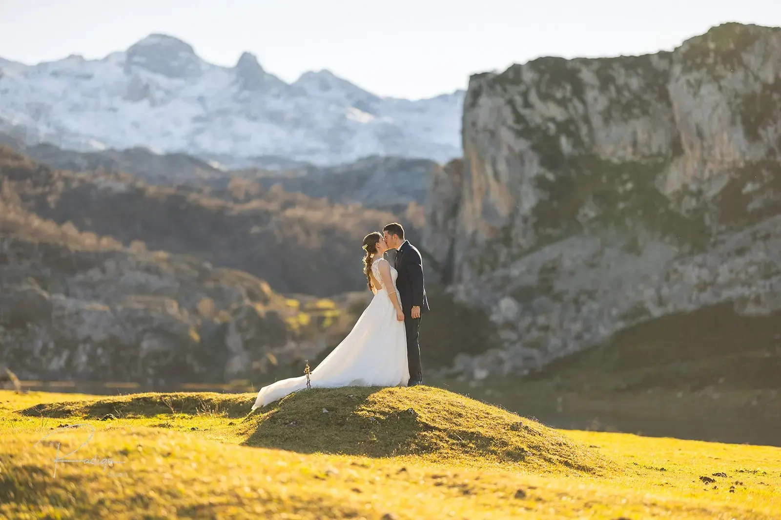 La novia sentada en una roca frente a las montañas de los Lagos de Covadonga