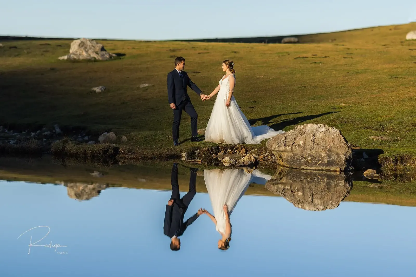 Los novios reflejados en el agua del lago