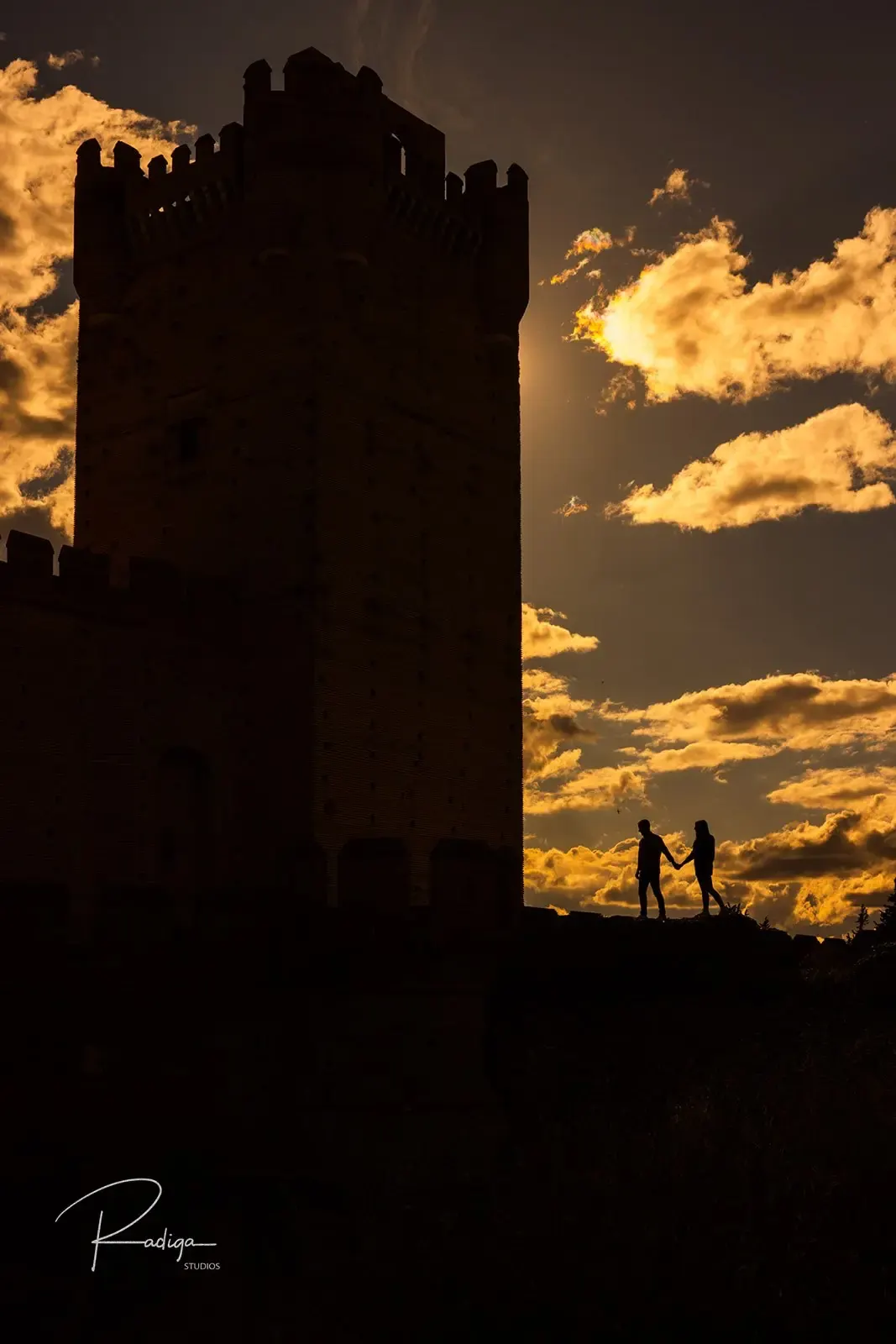 Silueta de la pareja junto a la torre del Castillo de la Mota al atardecer