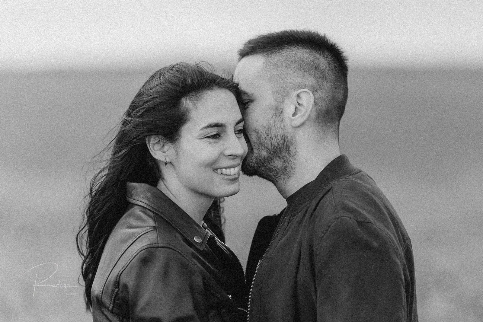 Retrato de la pareja muy cerca, sonriendo, en blanco y negro