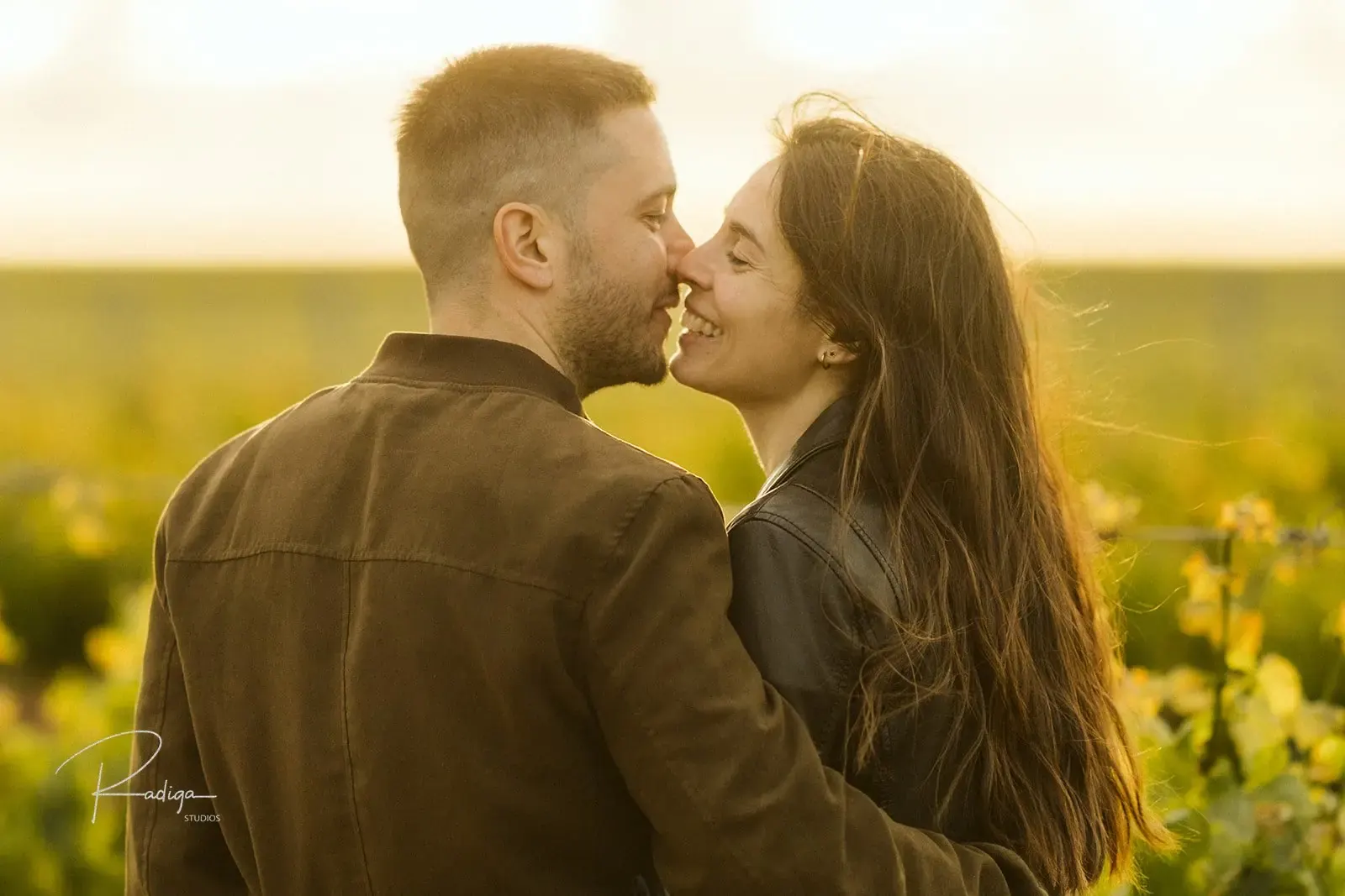 La pareja se besa entre las viñas con la luz dorada de la tarde, cerca de Medina del Campo