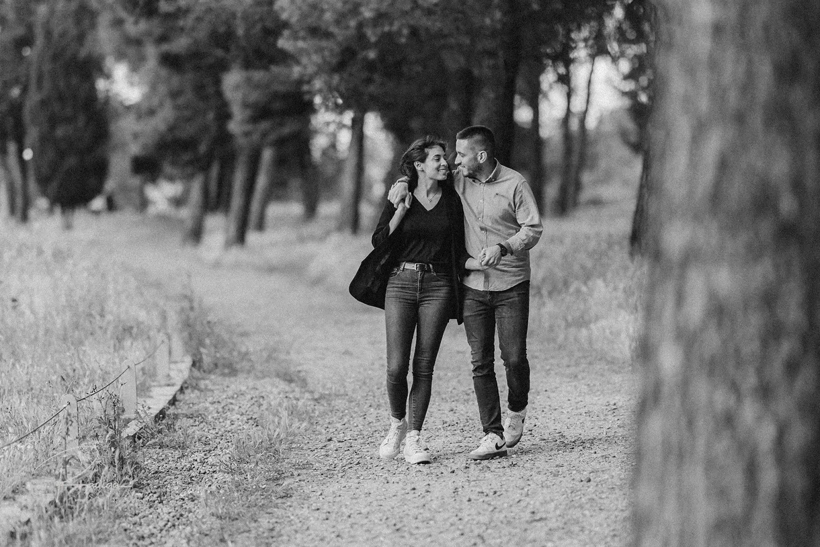 La pareja pasea por un camino del pinar, en blanco y negro